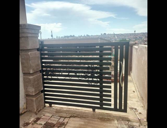 2 BEDROOM HOUSE FOR SALE IN TEMBISA CENTRAL